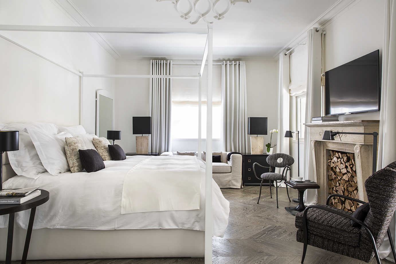 Classic room bed and fireplace