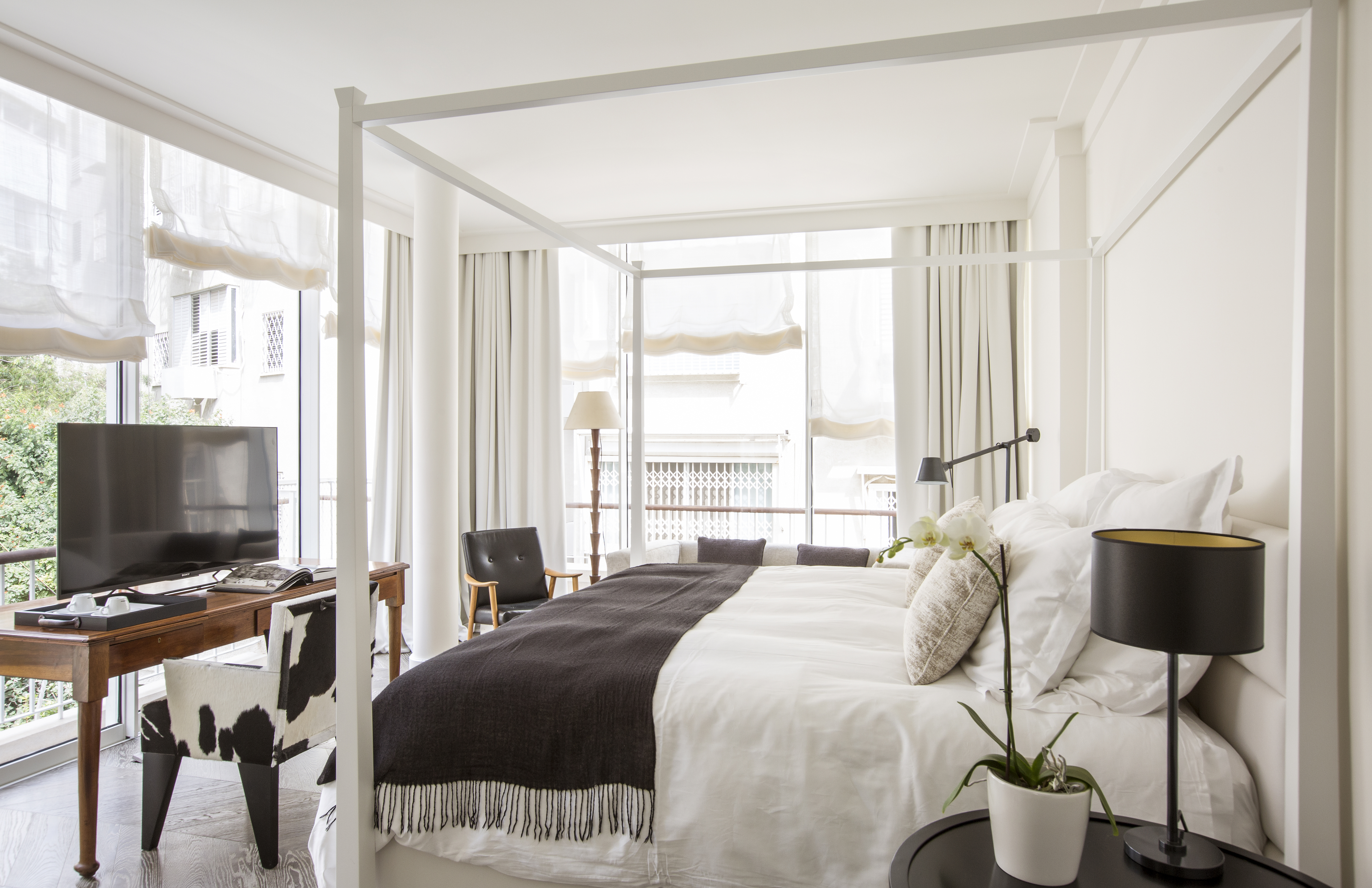 Urban Loft with Balcony at White Villa